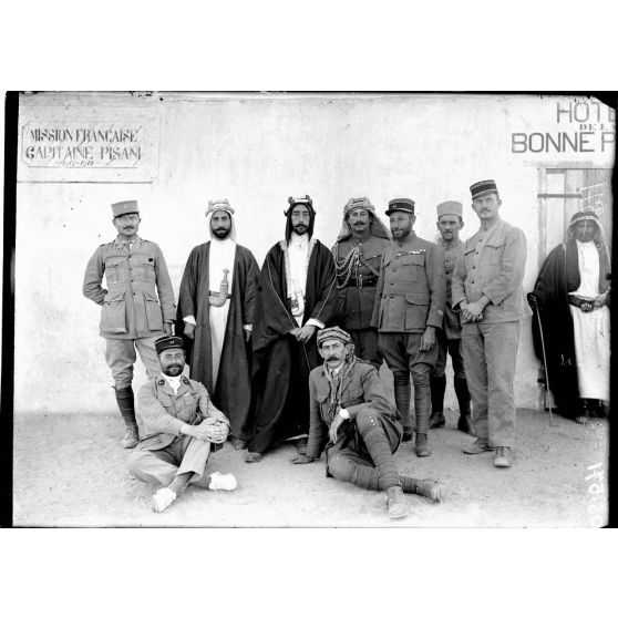 Gouéra (Arabie). L'émir Faïçal, Nessib Bey El Bakry, le capitaine Pisani, officiers de la mission française. [légende d'origine]