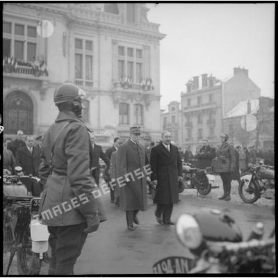 Le maréchal Philippe Pétain quitte l'hôtel de ville de Vichy.