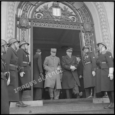 Les autorités quittent l'hôtel de ville de Vichy.