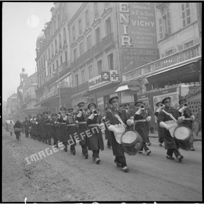 La musique de l'Air défile dans Vichy.