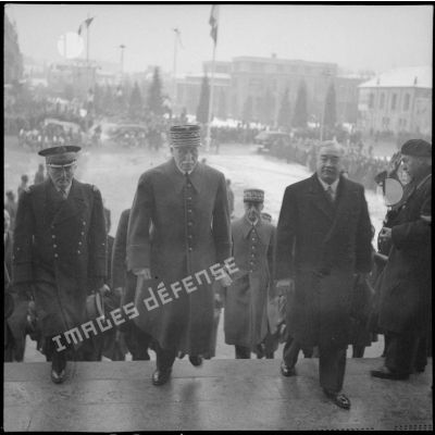 Le maréchal Philippe Pétain arrive à l'hôtel de ville de Vichy.
