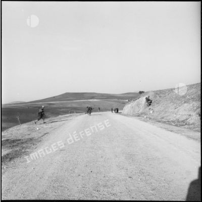 Légionnaires traversant une route lors d'une manœuvre en Oranie.