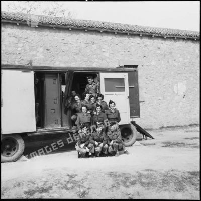 Photo de groupe d'opératrices à l'entrée du camion "centre d'écoute" lors d'une manœuvre en Oranie.