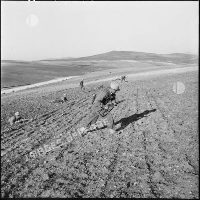 Assaut de légionnaires dans un champ lors d'une manœuvre en Oranie.
