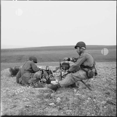 Deux soldats se servent d'un émetteur-récepteur GRC 9 lors d'une manœuvre en Oranie.