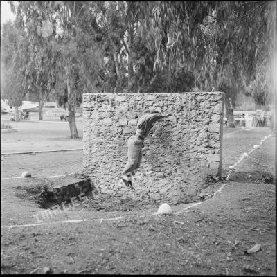 Un participant saute le "mur d'assaut" dans un parcours du combattant.