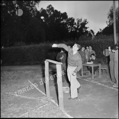 Un participant lance une grenade dans l'épreuve de jet du pentathlon militaire.