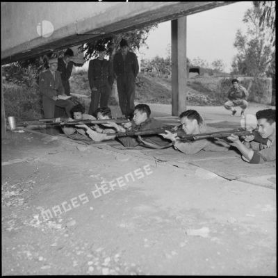 Participants en position de tir sous le regard des arbitres lors d'un pentathlon prémilitaire du service d'entraînement préparatoire et des réserves d'Alger.
