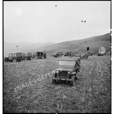 Les jeeps du 9e RZ (régiment de zouaves) lors d'une opération en Kabylie.
