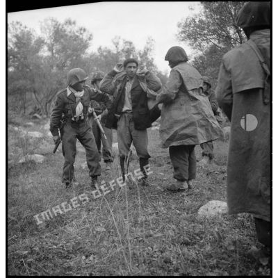 Fouille d'un prisonnier par des hommes du 9e RZ (régiment de zouaves), lors d'une opération en Kabylie.