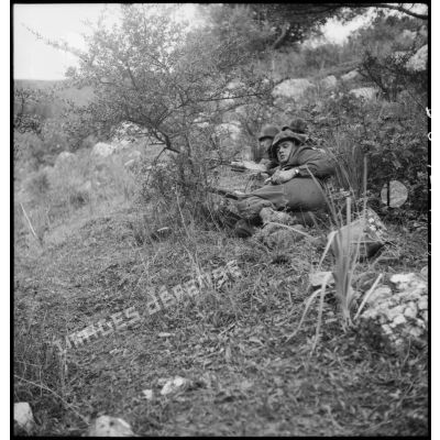 Des éléments du 9e RZ (régiment de zouaves) sont postés dans les buissons lors d'une opération en Kabylie.