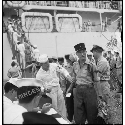 Débarquement des rapatriés d'Indochine d'un navire hôpital américain à Mers el Kebir.