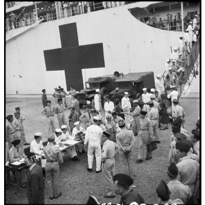 Débarquement des rapatriés d'Indochine d'un navire hôpital américain à Mers el Kebir.