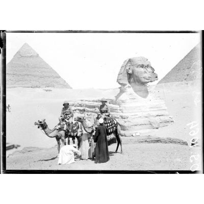 Egypte. Soldats anglais devant le Sphinx. [légende d'origine]