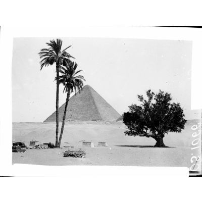 Egypte. La pyramide de Khéops. [légende d'origine]