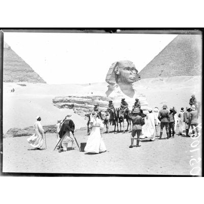 Egypte. Soldats anglais aux pyramides devant le sphinx. [légende d'origine]