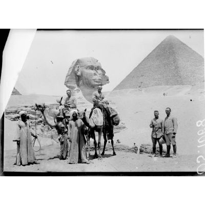 Egypte. Permissionnaires français devant le Sphinx. [légende d'origine]