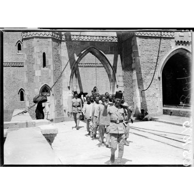 Le Caire. Le barrage du Nil. Prisonniers turcs partant au travail. [légende d'origine]