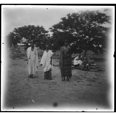 Mossiké avec deux femmes mossikés et deux gargassas assis. [légende d'origine]