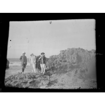 Célina, madame Bouguen et lieutenant Bouguen, près rochers Ankorika. [légende d'origine]