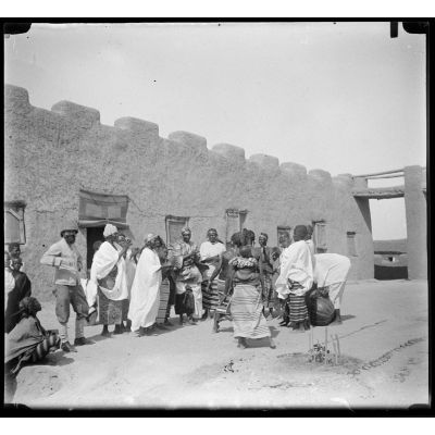 [Scène avec la population au fort de Bourem].