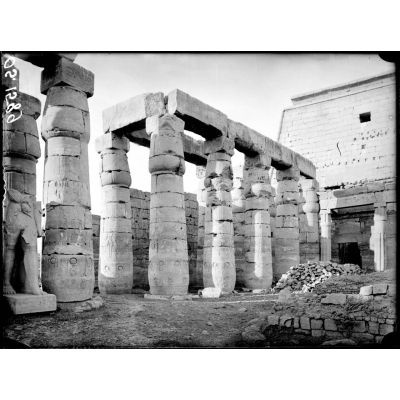 Temple de Louksor. Egypte. Portique de la cour de Ramsés II. [légende d'origine]