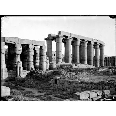 Temple de Louksor. Egypte. Extérieur et colonnade. [légende d'origine]