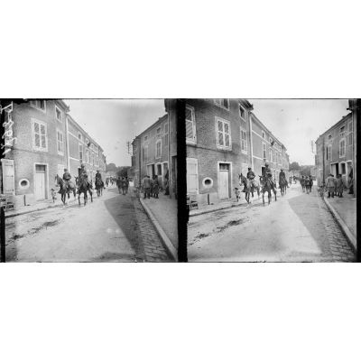 Gondrecourt, officiers et soldats américains traversant les rues de la localité. [légende d'origine]