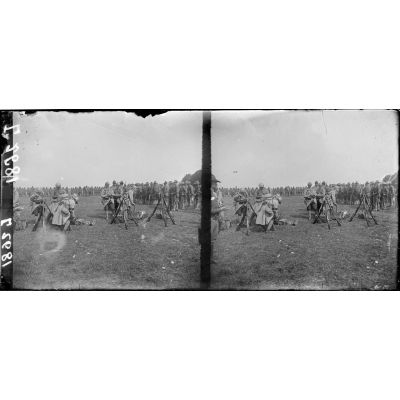 Tréveray, camp américain, soldat français et américains sur le terrain de manoeuvres. [légende d'origine]