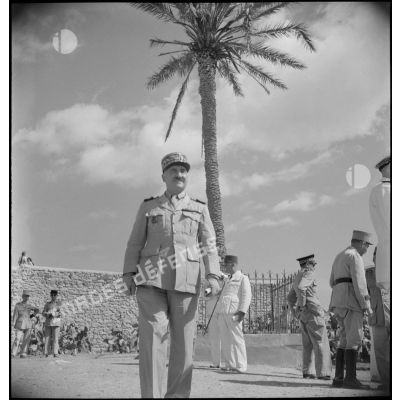 Plan en contre-plongée du général de corps d'armée Henry Martin, sur une place, au pied du palmier solitaire, le palmierd'Abd el-Kader, à Ghazaouet.