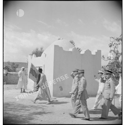 Défilé du général de corps d'armée Henry Martin, suivi d'autorités militaires, devant la Qoubba de Sidi-Brahim.