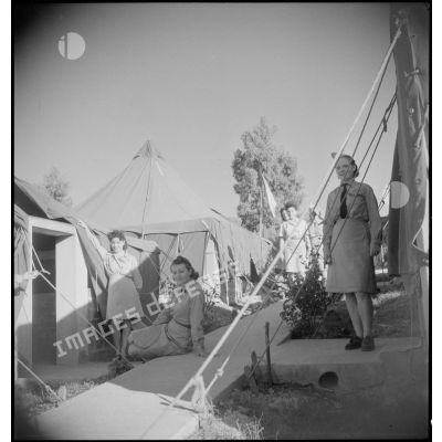 Photographie de groupe de personnel féminin en extérieur dans un campement de l'armée de Terre à Alger.