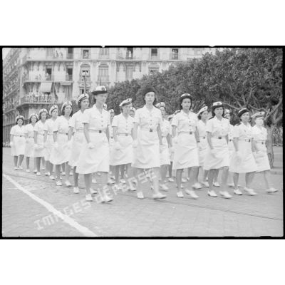Défilé d'une unité de personnel féminin dans les rues d'Alger.