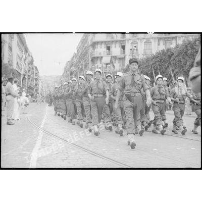Défilé d'une unité de la légion étrangère dans les rues d'Alger.