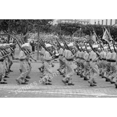 Défilé d'une unité de l'armée d'Afrique dans les rues d'Alger.