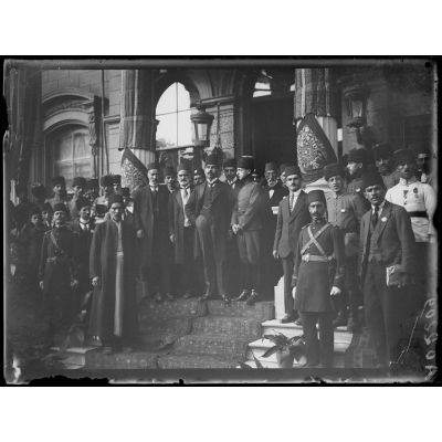 Constantinople. Réception à l'ambassade Persanne du général Franchet d'Espèrey par S. M. le Schah de Perse (25/08/1919). [légende d'origine]