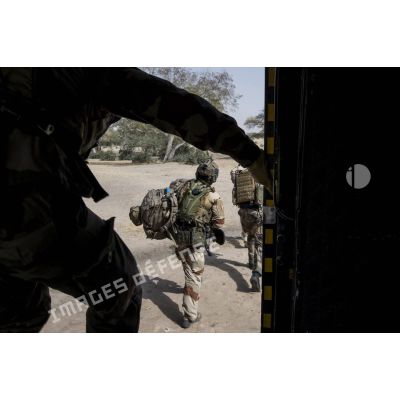 Débarquement de troupes depuis un hélicoptère Caracal EC-725, lors d'une patrouille depuis la base aérienne 172 Fort-Lamy à N'Djamena.
