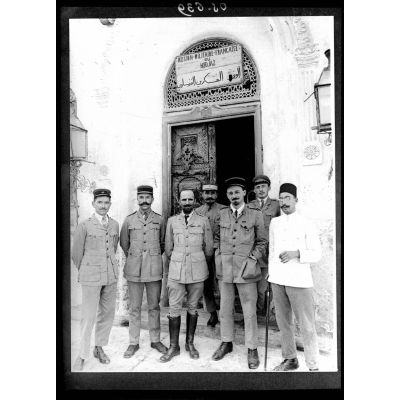 Djeddah (Arabie). Les officiers de la mission française. Au centre, le commandant Cousse. [légende d'origine]