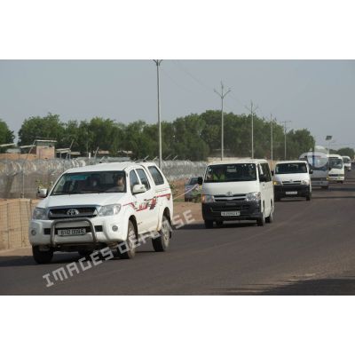 Arrivée de la relève du PCIAT (poste de commandement interarmées de théâtre) Barkhane au camp Kosseï de N'Djamena (Tchad). Arrivée de l'échelon routier acheminant la relève en convoi.