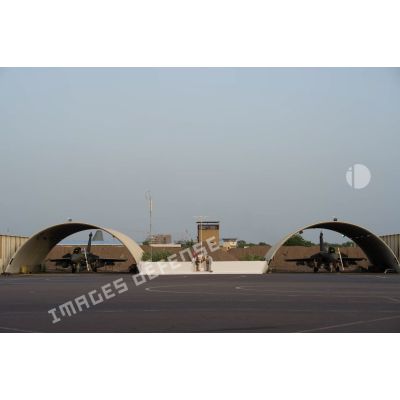 Pendant le lever des couleurs, deux avions Rafale du détachement Air sont en alerte sous hangarette sur la BA 172 (base aérienne) Sergent-chef Adji Kossei à l'aéroport de N'Djamena.