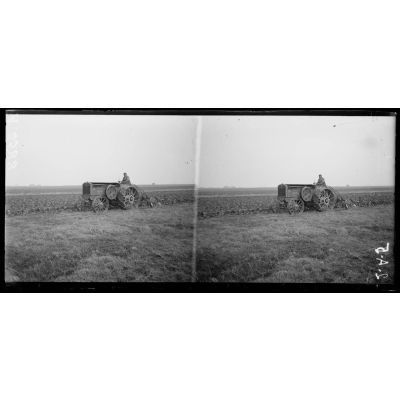 Guny, Somme, tracteur automobile trainant une charrue. [Légende d'origine]