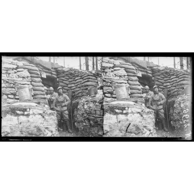 Monte Sprunck, région d'Asiago. Soldats français à l'entrée d'un abri (28-4-18). [légende d'origine]