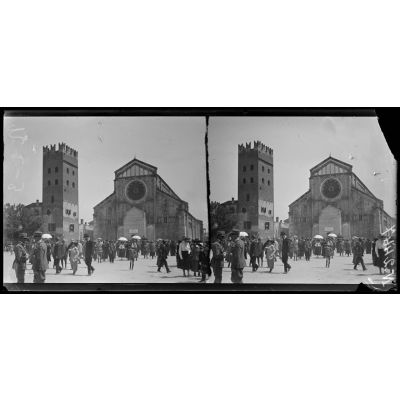 Vérone. Eglise San-Zeno. Cérémonie à la mémoire des soldats français tombés en Italie. La sortie de l'église (24-4-18). [légende d'origine]