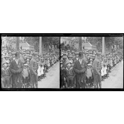 Chaumont (Haute-Marne). Le 14 juillet au Q.G.américain. La foule pendant le défilé, à gauche, un vétéran de 1870. [légende d'origine]