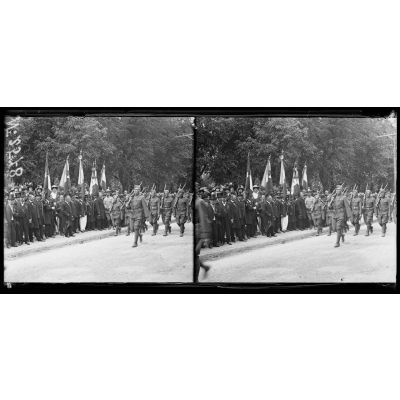 Chaumont (Haute-Marne). Le 14 juillet au Q.G.américain. Le défilé ; à gauche, les drapeaux des vétérans de 1870. [légende d'origine]