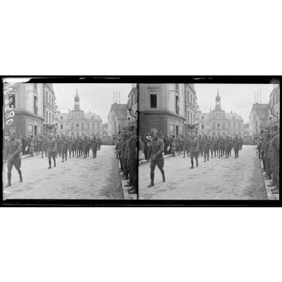 Chaumont (Haute-Marne). Le 14 juillet au Q.G.américain. L'infanterie américaine défile à travers la ville. [légende d'origine]