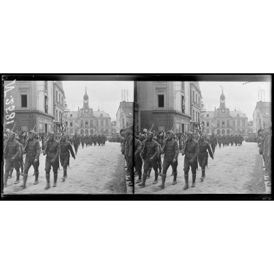 Chaumont (Haute-Marne). Le 14 juillet au Q.G.américain. L'infanterie défile à travers la ville. [légende d'origine]