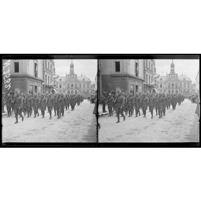 Chaumont (Haute-Marne). Le 14 juillet au Q.G.américain. L'infanterie américaine défile à travers la ville. [légende d'origine]