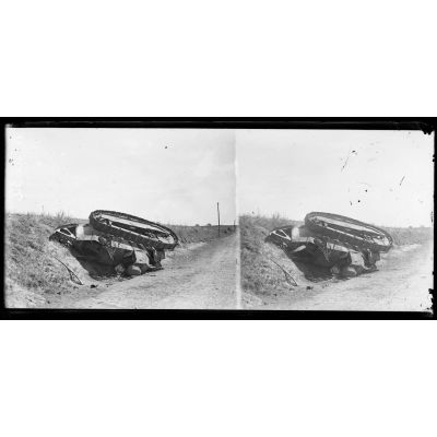 Attaque du 18 juillet 1918. Route de Chaudun (Aisne). Tank français renversé (18-7-18). [légende d'origine]