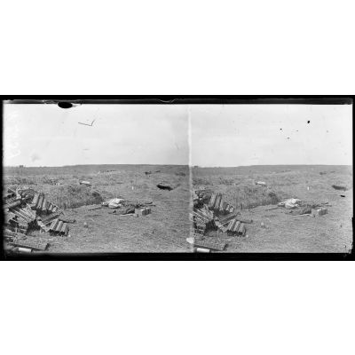 Attaque du 18 juillet 1918. Chaudun (Aisne). Artilleur allemand tué devant sa batterie. [légende d'origine]